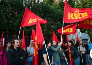 Κινητοποίηση της ΚΝΕ έξω από την πρεσβεία της Γαλλίας
