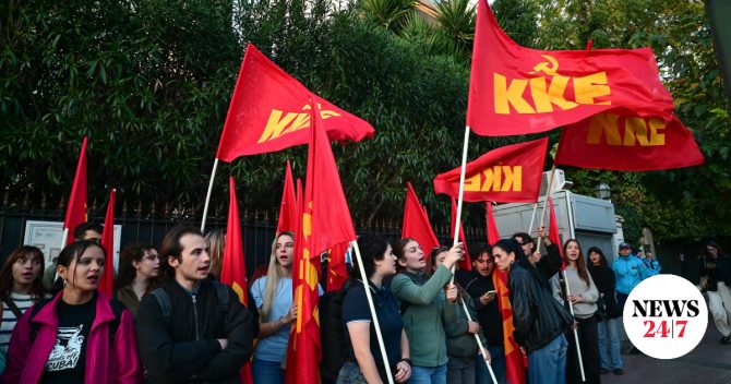 Κινητοποίηση της ΚΝΕ έξω από την πρεσβεία της Γαλλίας
