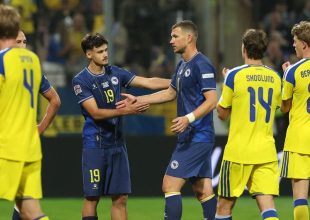 Nations League, Τζέκο: Συγκίνηση στο τελευταίο του ματς με τη Βοσνία, pasillo από τους συμπαίκτες του και καπνογόνα στις γύρω πολυκατοικίες