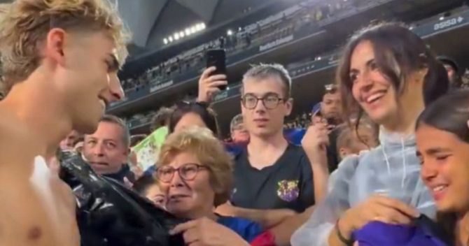Μπαρτσελόνα: Το επικό τετ α τετ του Φερμίν με τη γιαγιά του, το οποίο έφερε κλάμα και δώρο ένα αδιάβροχο