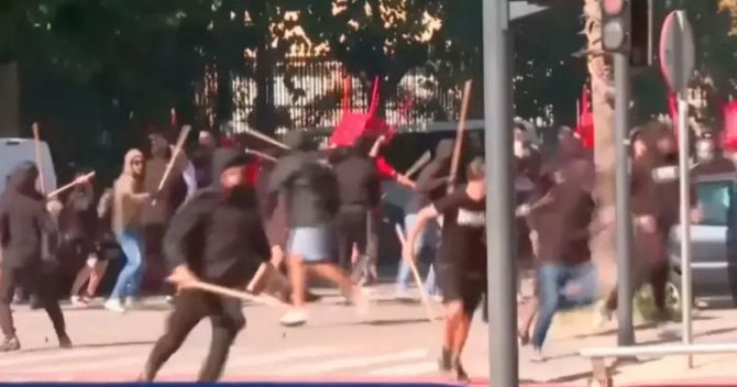 Λεβάντε – Σεβίλλη: Άγριες συμπλοκές με καρέκλες και κοντάρια μεταξύ οπαδών των δύο ομάδων, έξω από το γήπεδο