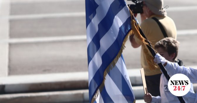 Λάρισα: Σημαιοφόρος ο μικρός Στέφανος που σώθηκε από τις φλόγες πριν 10 χρόνια
