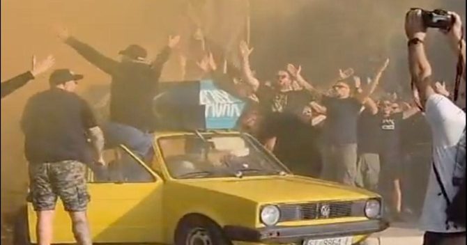 Σοκαριστικές σκηνές στην Κροατία: Οπαδοί της Χάιντουκ έκαναν πορεία με φέρετρο του Άγιαξ φωνάζοντας ναζιστικά συνθήματα