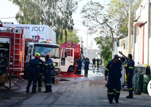 Ελαιώνας: Μάχη με τις φλόγες στις βιοτεχνίες – Προληπτική εκκένωση σε ακτίνα 400 μέτρων