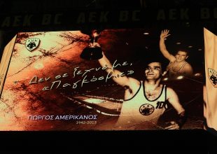 Η Βασίλισσα τίμησε τη μνήμη του Αμερικάνου στην πρεμιέρα του BCL