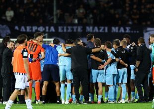 Καλαμάτα: Ο Χριστοφιλέας έβγαλε ομιλία στους παίκτες του μέσα στο γήπεδο, μετά από τη σπουδαία νίκη επί του ΠΑΟΚ