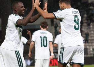 O Ντέσερς με πλασέ, μετά από εξαιρετική ασίστ του Τεττέη έκανε το 1-0 για τον Παναθηναϊκό απέναντι στον Βόλο