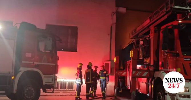 Μεγάλη φωτιά σε βιοτεχνία με υφάσματα στον Ελαιώνα – “Ακούσαμε ένα μπαμ, σκάγανε μπουκάλες”
