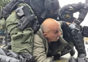 Θεσσαλονίκη: Δακρυγόνα και ξύλο των ΜΑΤ σε διαδηλωτές που συγκεντρώθηκαν κατά της εκδήλωσης Κασιδιάρη