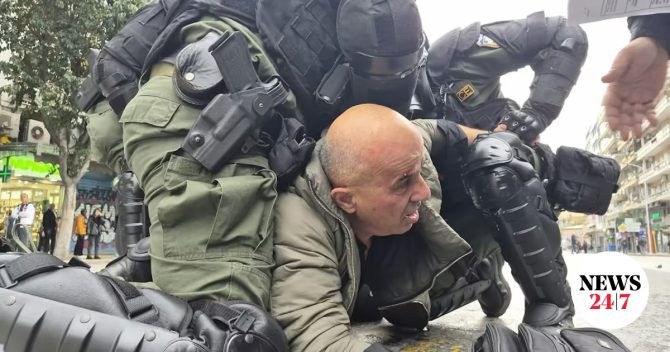 Θεσσαλονίκη: Δακρυγόνα και ξύλο των ΜΑΤ σε διαδηλωτές που συγκεντρώθηκαν κατά της εκδήλωσης Κασιδιάρη