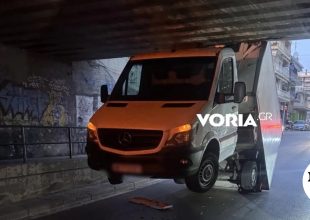 Θεσσαλονίκη: Φορτηγάκι σφήνωσε στη γέφυρα Αγίων Πάντων