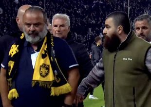 Στον αγωνιστικό χώρο ο Ηλιόπουλος – Είχε συνομιλία με τον γιο του Σαββίδη (VID)