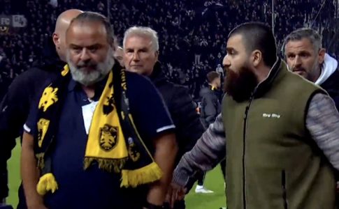 Στον αγωνιστικό χώρο ο Ηλιόπουλος – Είχε συνομιλία με τον γιο του Σαββίδη (VID)