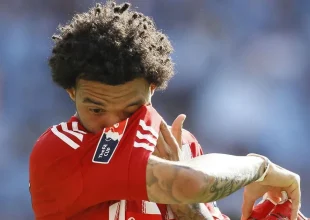 Σοκ για πρώην άσο της Premier League: Δέχτηκε άγρια επίθεση από λυκόσκυλο και τον έσωσε ο δικός του σκύλος