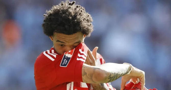 Σοκ για πρώην άσο της Premier League: Δέχτηκε άγρια επίθεση από λυκόσκυλο και τον έσωσε ο δικός του σκύλος