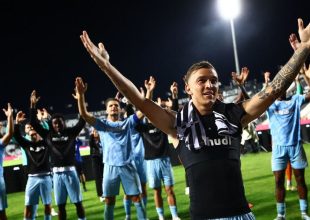 Καλαμάτα: Οι παίκτες της Μαύρης Θύελλας έστησαν πάρτι με τους οπαδούς τους στην Τούμπα, για να γιορτάσουν τη νίκη επί του ΠΑΟΚ