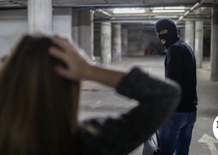Νίκαια: 17χρονος κατηγορείται ότι λήστεψε και χτύπησε έγκυο στην κοιλιά