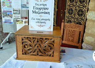 Μνημόσυνο Μαζωνάκη: Στην εκκλησία οι πρώτοι φίλοι και θαυμαστές, ανάβουν κεριά και γράφουν ευχές