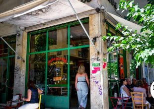 Η Μουριά κλείνει μετά από 111 χρόνια – “Εδώ ενταφιάζεται η πολιτική μας νιότη”