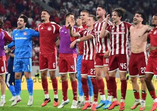 Ολυμπιακός – Παναθηναϊκός: Οι ερυθρόλευκοι πανηγυρισμοί με τον κόσμο μετά τη νίκη στο ντέρμπι
