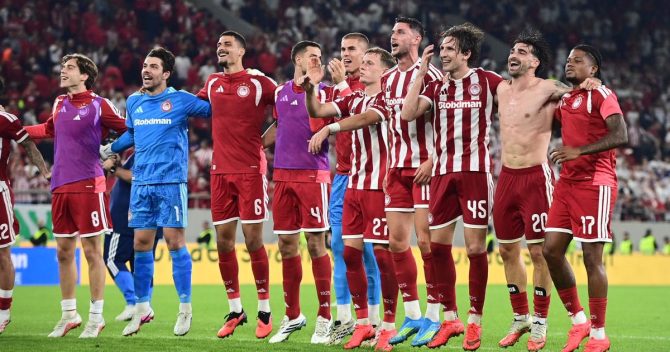 Ολυμπιακός – Παναθηναϊκός: Οι ερυθρόλευκοι πανηγυρισμοί με τον κόσμο μετά τη νίκη στο ντέρμπι