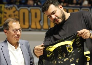 Χάντμπολ: Ο Παντερμαλής παρέδωσε φανέλα της ΑΕΚ με τις υπογραφές των παικτών στον πρέσβη της Ελλάδας στην Κύπρο (ΦΩΤΟ)