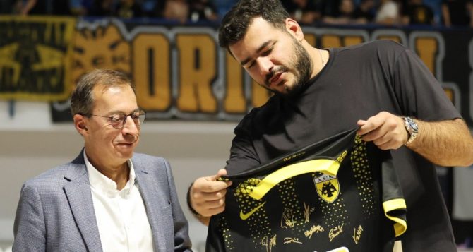Χάντμπολ: Ο Παντερμαλής παρέδωσε φανέλα της ΑΕΚ με τις υπογραφές των παικτών στον πρέσβη της Ελλάδας στην Κύπρο (ΦΩΤΟ)
