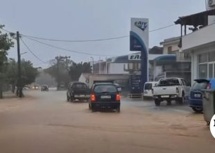 Κακοκαιρία στη Σκιάθο: Πλημμυρισμένοι δρόμοι, κατολισθήσεις και απαγόρευση κυκλοφορίας