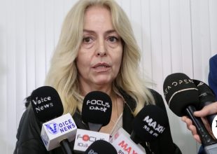 Δίκη για τα Τέμπη: Κατέθεσε η μητέρα του Γεράσιμου – “Ήταν σαν να έσκασε πυρηνική βόμβα στο κεφάλι του”