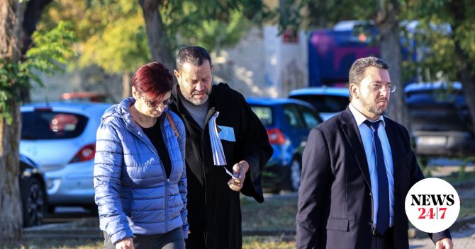 Δίκη για Τέμπη: “Η θυγατέρα μου επέστρεφε με τρένο-ωρολογιακή βόμβα”