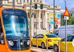 Πειραιάς: Πεζή παρασύρθηκε από τραμ