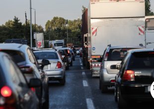 Αυτοκίνητο έπεσε σε κολώνα ηλεκτροφωτισμού